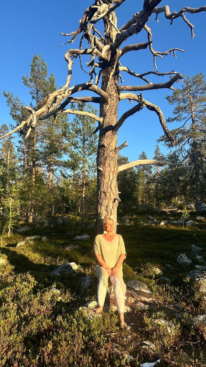 Sindy Csollak-Horn in der Natur an einem alten Baum