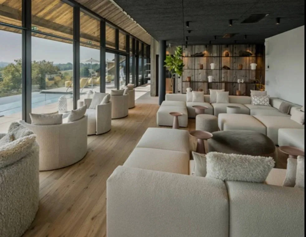 Lounge mit hellen Sofas und Blick nach draußen
