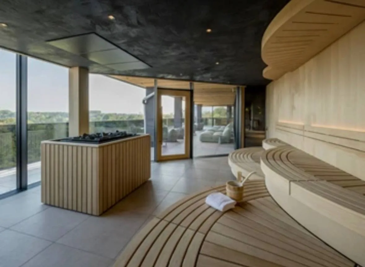 Sauna mit Holzbänken und Ausblick