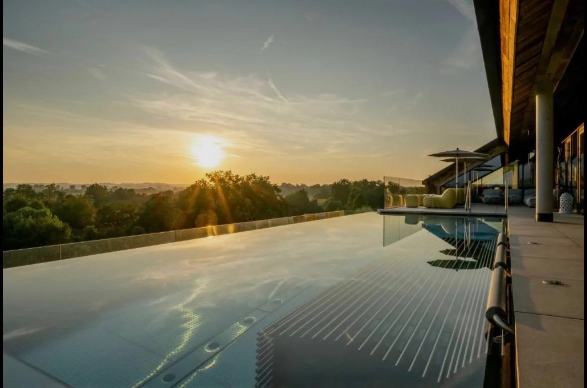 Infinity-Pool des Wellnesshotels im Sonnenuntergang
