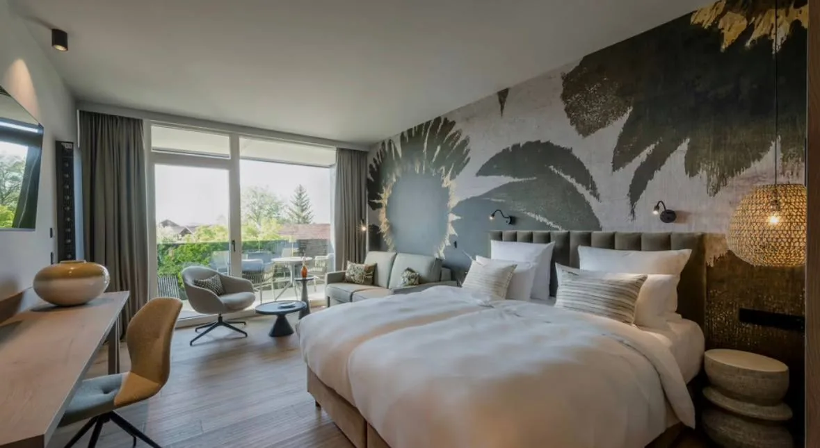 Helles Hotelzimmer mit großem Bett